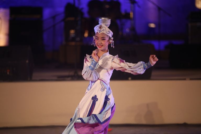 الفرقة الصينية المشاركة في مهرجان محكى القلعة بالقاهرة