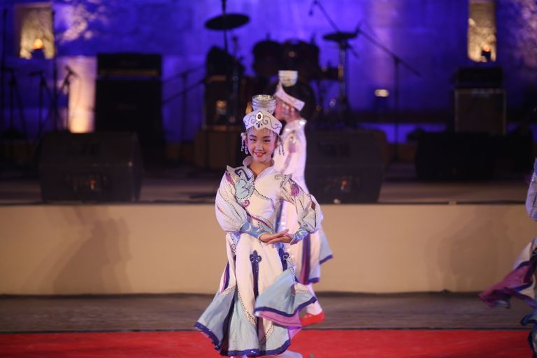 الفرقة الصينية المشاركة في مهرجان محكى القلعة بالقاهرة