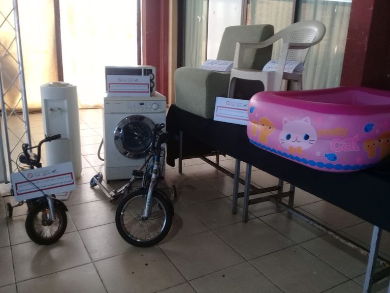 أدوات منزلية معروضة في معرض خنق غزة ممنوع دخولها بسبب الحصار