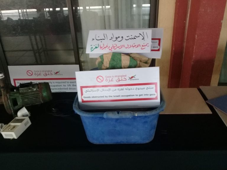 عينات من الاسمنت ومواد البناء يمنع الاحتلال دخولها بفعل الحصار