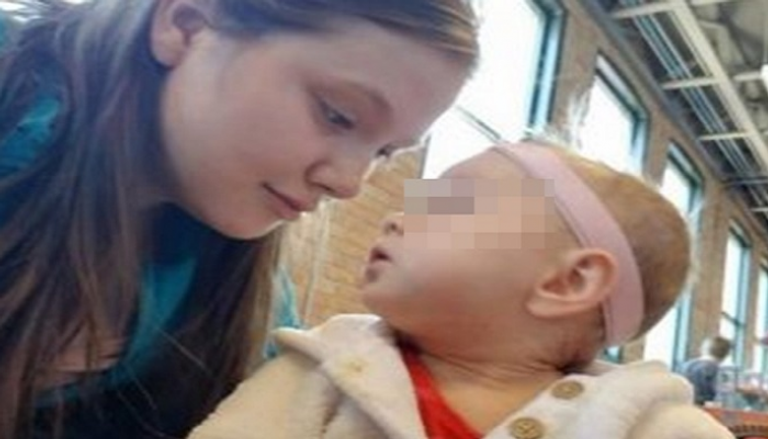 أمريكية تحمم ابنتها بمبيض الملابس لمنع إصابتها بالعدوى