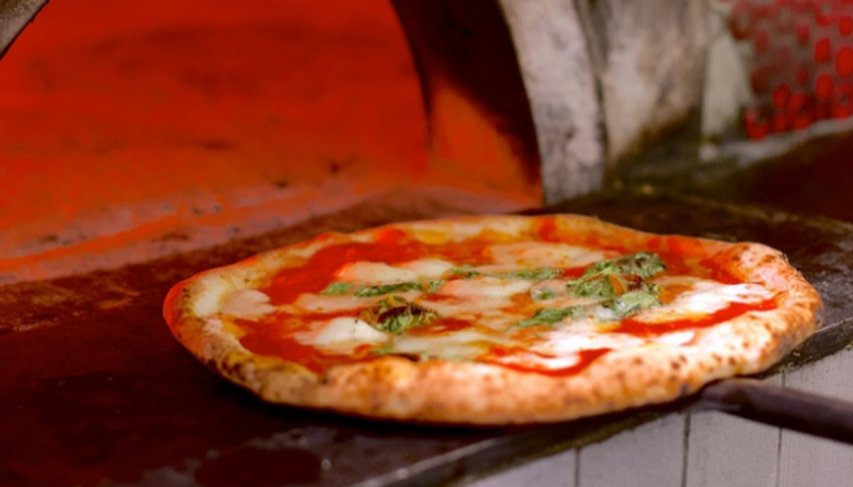 "بيتزا المحتاجين".. مبادرة من احد المطاعم الإيطالية لمساعدة المشردين