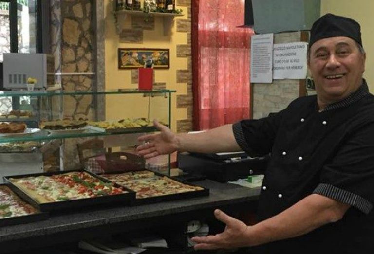 "بيتزا المحتاجين".. مبادرة من احد المطاعم الإيطالية لمساعدة المشردين