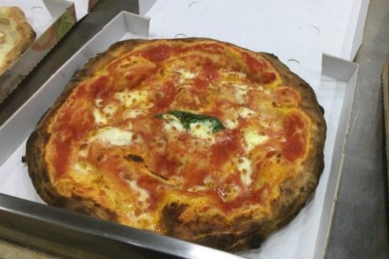 "بيتزا المحتاجين".. مبادرة من احد المطاعم الإيطالية لمساعدة المشردين