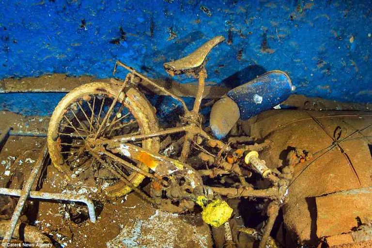 متعلقات ضحايا "سالم إكسبريس" في عمق البحر الأحمر متعلقات ضحايا "سالم إكسبريس" في عمق البحر الأحمر