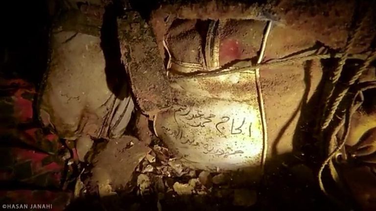 متعلقات ضحايا "سالم إكسبريس" في عمق البحر الأحمر متعلقات ضحايا "سالم إكسبريس" في عمق البحر الأحمر