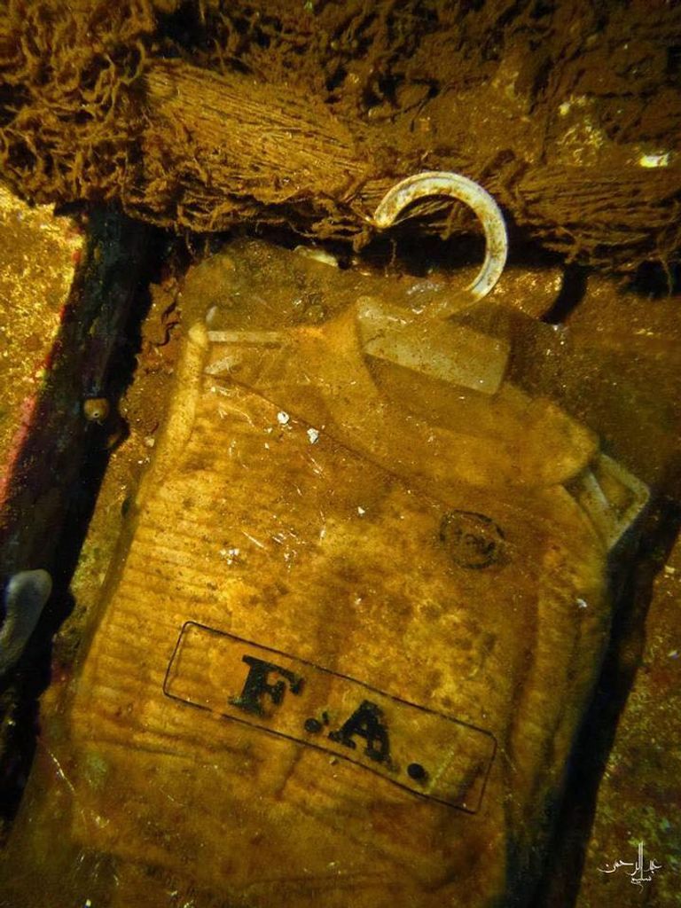 متعلقات ضحايا "سالم إكسبريس" في عمق البحر الأحمر متعلقات ضحايا "سالم إكسبريس" في عمق البحر الأحمر