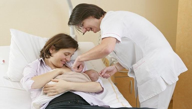 الرضاعة الطبيعية تعزز صحة الأم والطفل