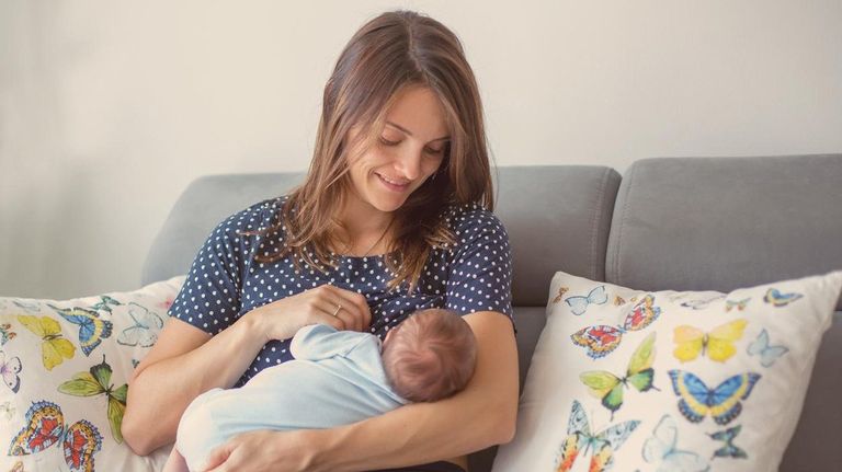 الرضاعة الطبيعية تعزز صحة الأم والطفل