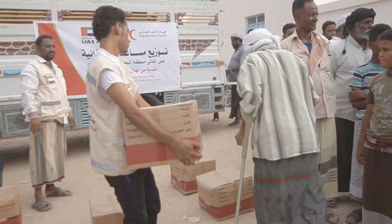 مساعدات من الهلال الأحمر الإماراتي لأهالي منطقة المطار في تريم اليمنية