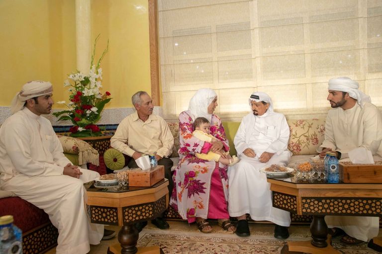 حاكم عجمان يستقبل أسرة الطفلة المغربية