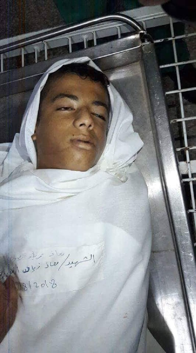 الشهيد الطفل معاذ زياد الصوري (15 عاما) طواقم الإسعاف الفلسطيني تحمل مصابا خلال مواجهات غزة