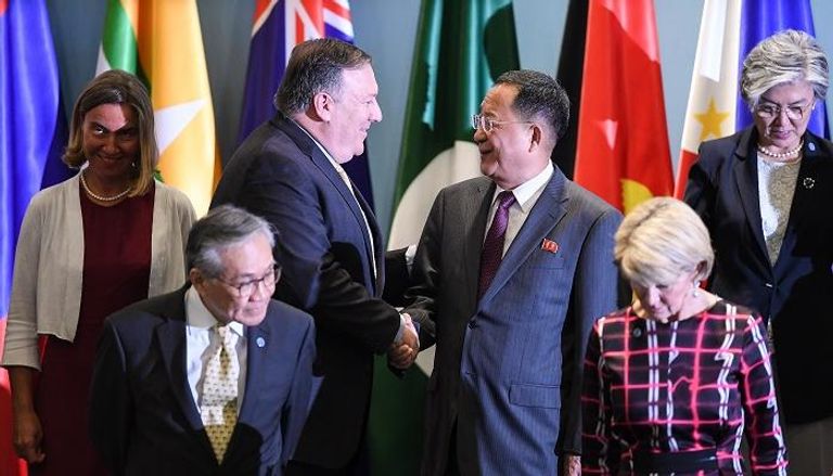 وزير الخارجية الأمريكي يصافح نظيره الكوري الشمالي خلال قمة آسيان