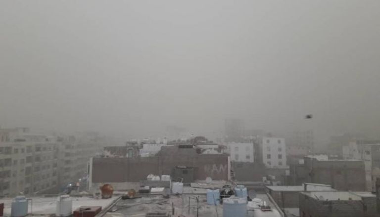 عاصفة رملية تضرب مدينة عدن اليمنية