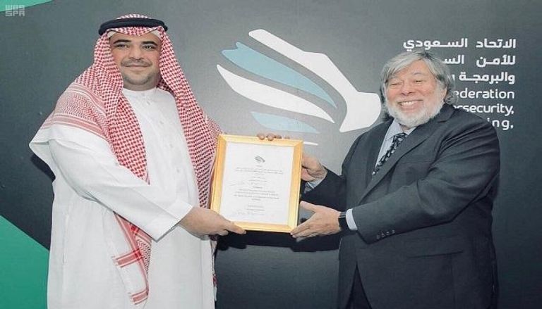 "الاتحاد السيبراني" يمنح مؤسس "أبل" منصب سفير البوابة التقنية السعودية