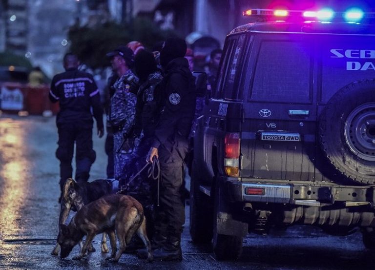 عناصر من الشرطة والجيش الفنزويلي فى موقع الهجوم على الرئيس الرئيس الفنزويلي نيكولاس مادورو - أ.ف.ب
