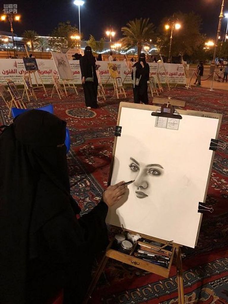 معرض الفنون البصرية يواصل فعالياته بمهرجان الورد والفاكهة بتبوك