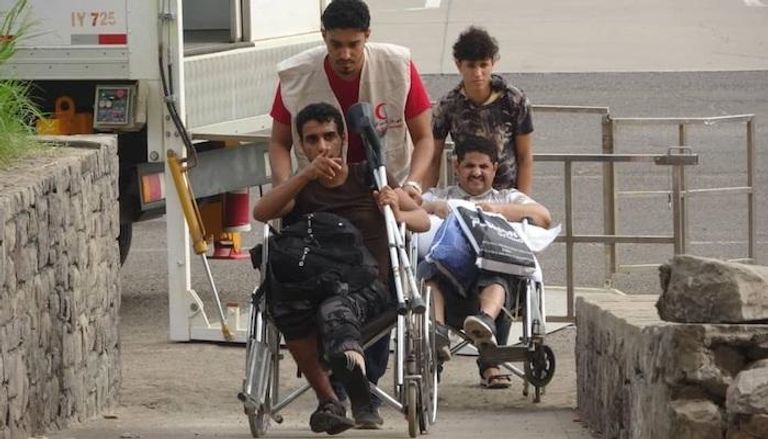 جرحى يمنيون عائدون من الهند بعد أن تلقوا العلاج على نفقة الإمارات