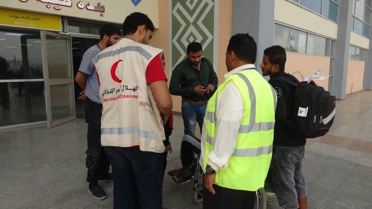 جرحى يمنيون عائدون من الهند بعد أن تلقوا العلاج على نفقة الإمارات