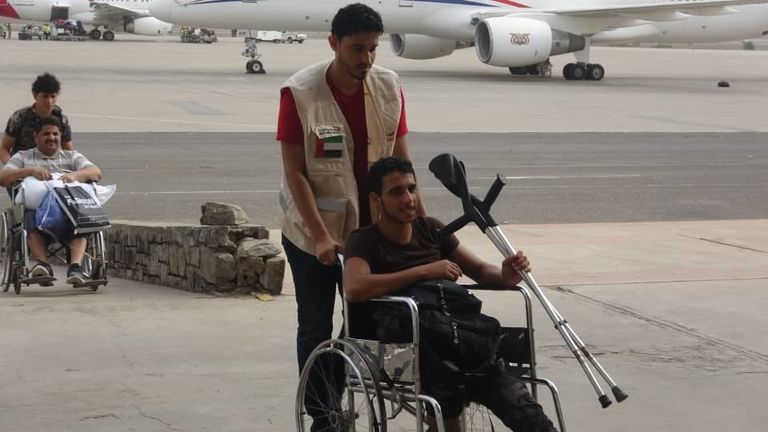 جرحى يمنيون عائدون من الهند بعد أن تلقوا العلاج على نفقة الإمارات