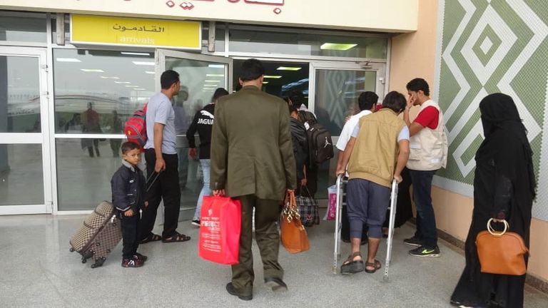 جرحى يمنيون عائدون من الهند بعد أن تلقوا العلاج على نفقة الإمارات