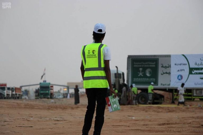 مركز الملك سلمان للإغاثة يوزع وجبات غذائية على الحجاج اليمنيين 