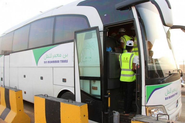 مركز الملك سلمان للإغاثة يوزع وجبات غذائية على الحجاج اليمنيين 