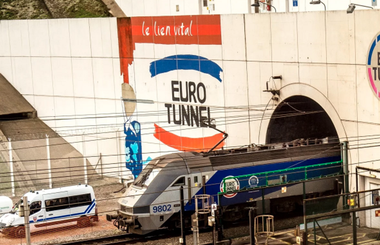 أطول نفق سكك حديدية في العالم