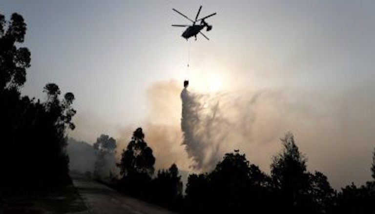 طائرات هليكوبتر تحاول إخماد الحرائق في غابات البرتغال