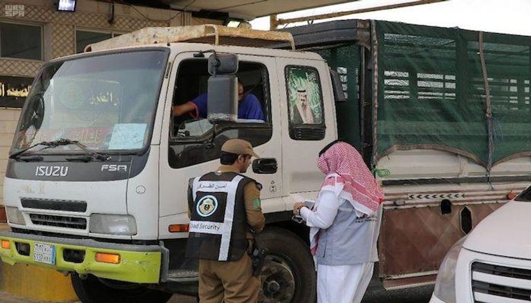 الأمن السعودي يبدأ تنفيذ تعليمات تصاريح أداء الحج على مداخل مكة
