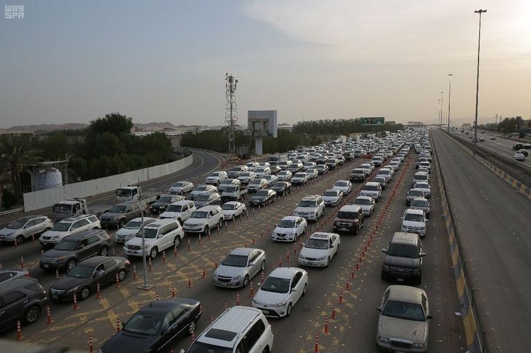 الأمن السعودي يبدأ تنفيذ تعليمات تصاريح أداء الحج على مداخل مكة