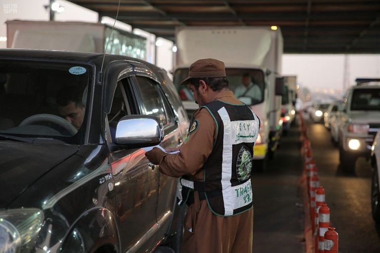 الأمن السعودي يبدأ تنفيذ تعليمات تصاريح أداء الحج على مداخل مكة