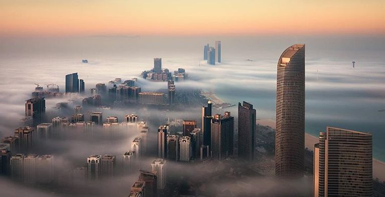 مسجد الشيخ زايد في أبوظبي بين الضباب