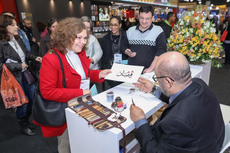 الخطاط الإماراتي خالد الجلاف يقدم ورشا للجمهور البرازيلي في ساوباولو