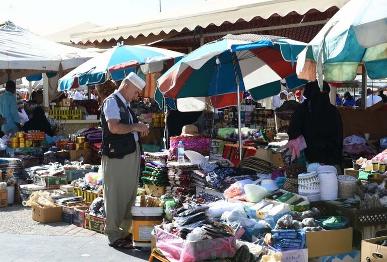 الحجاج يبدأون رحلتهم الإيمانية بزيارة المعالم التاريخية