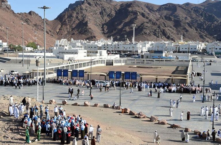 الحجاج يبدأون رحلتهم الإيمانية بزيارة المعالم التاريخية