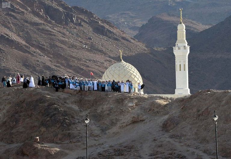 الحجاج يبدأون رحلتهم الإيمانية بزيارة المعالم التاريخية