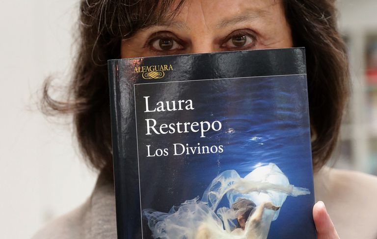 الروائية الكولومبية لاورا ريستريبو