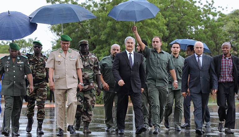 خليفة حفتر ورئيس النيجر محمد اليوسفو