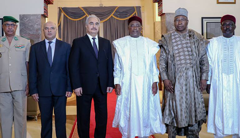 خليفة حفتر ورئيس النيجر محمد اليوسفو