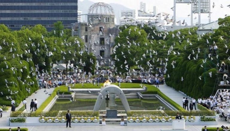 آلاف اليابانيين يتجمعون في حديقة نصب هيروشيما للسلام لإحياء ذكرى القصف