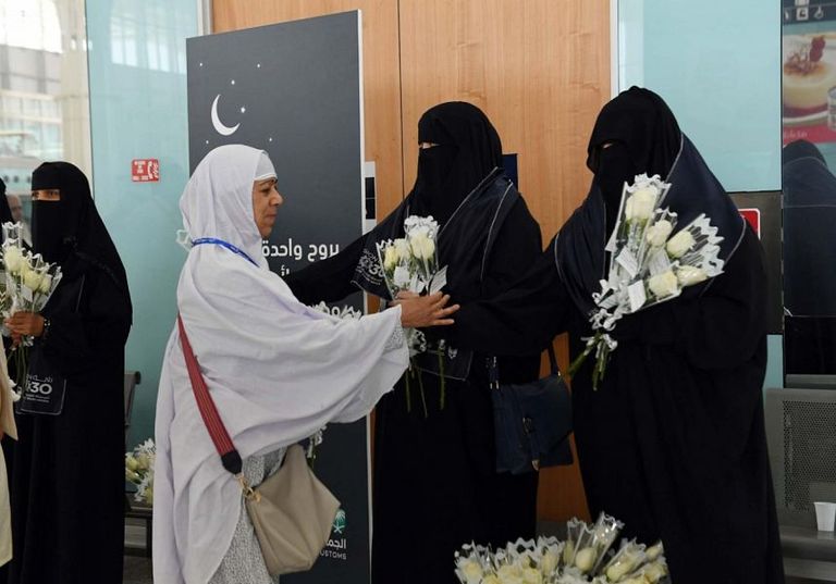 مطار الأمير محمد بن عبدالعزيز الدولي يستقبل الحجاج بالورود والهدايا