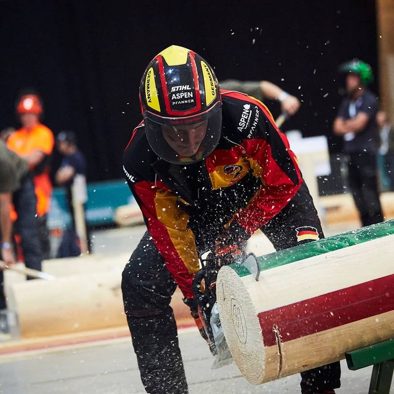 الألماني ماركو ترابيرت الفائز ببطولة العالم لقطع الأشجار