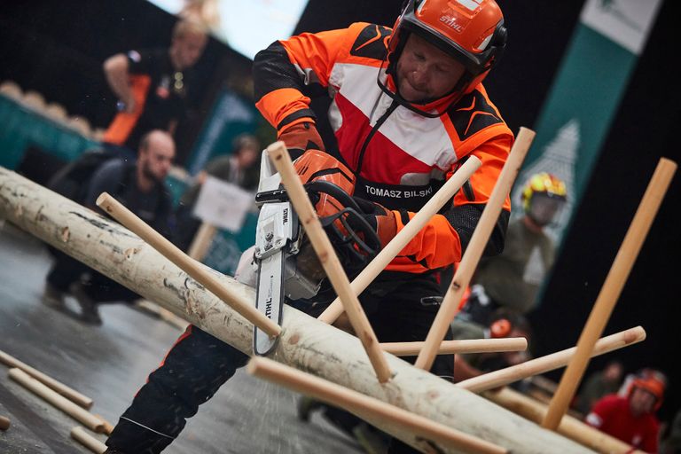 الألماني ماركو ترابيرت الفائز ببطولة العالم لقطع الأشجار