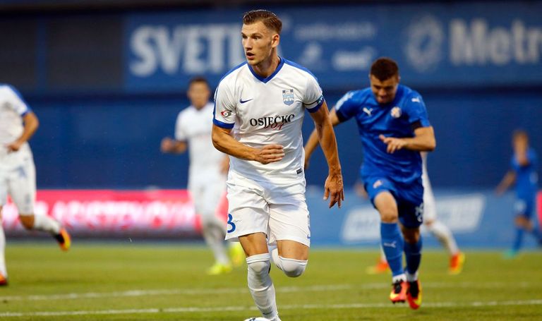 بورنا باريشيتش مدافع رينجرز الاسكتلندي ستيفن جيرارد