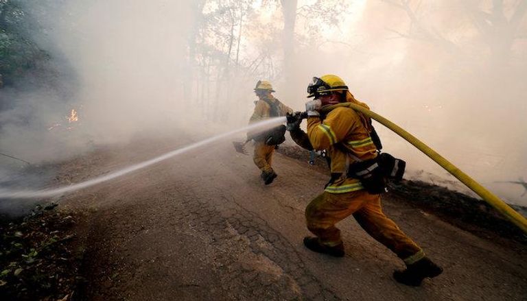 عمال إطفاء يحاولون إخماد حرائق غابات كاليفورنيا الأمريكية