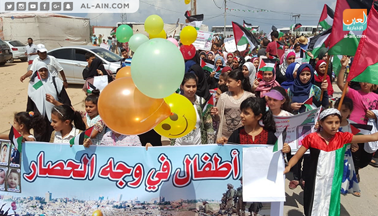 الأطفال خلال مشاركتهم في مسيرة للتنديد بالحصار
