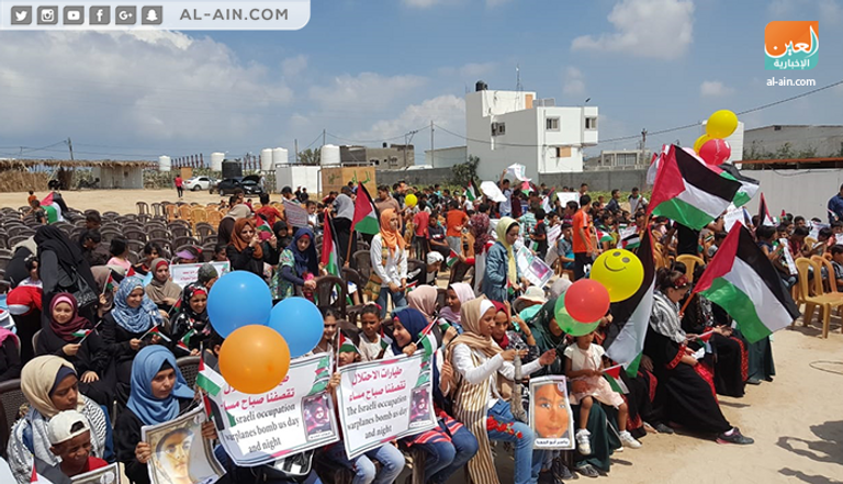 الأطفال خلال مشاركتهم في مسيرة للتنديد بالحصار