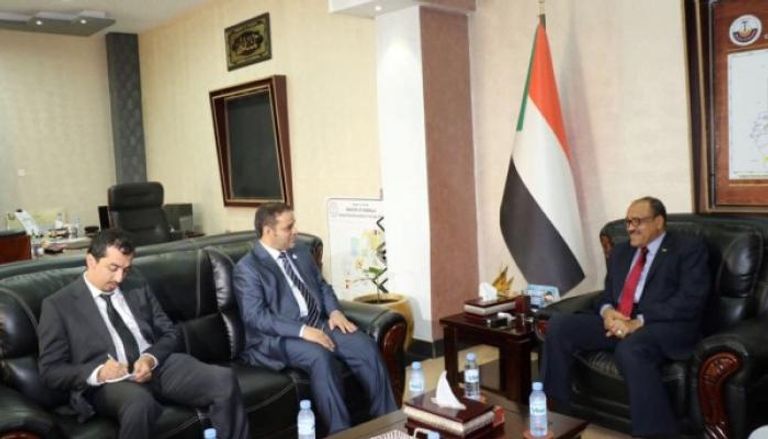 جانب من لقاء سفير الإمارات لدى الخرطوم مع وزير المعادن السوداني