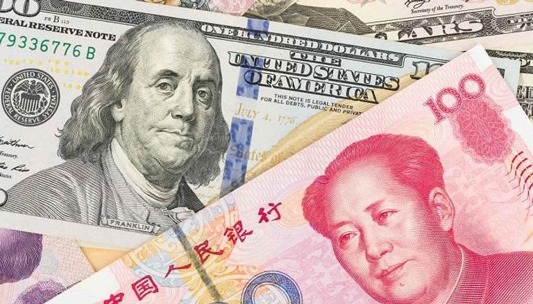 الدولار يتراجع أمام استقرار اليوان الصيني